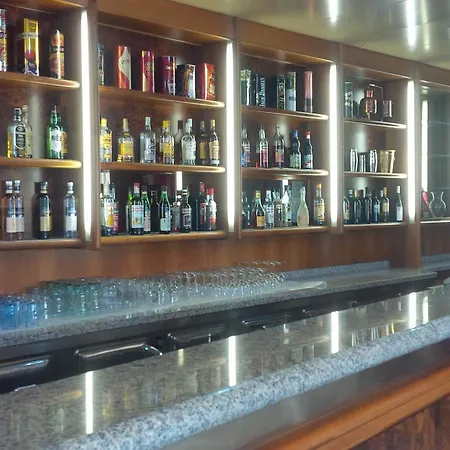 Route 9 Hotell Cadeo